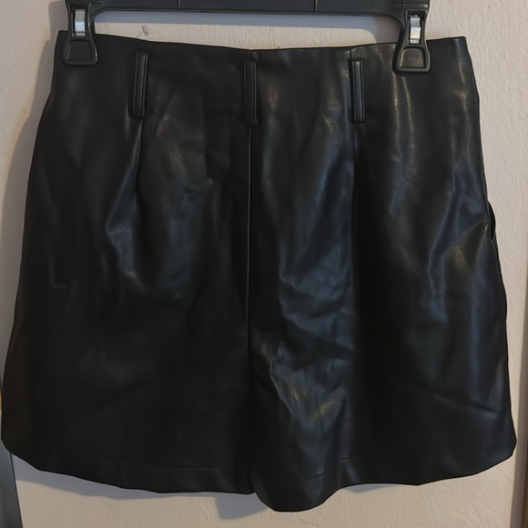 Faux leather shorts - Picture 4 of 5